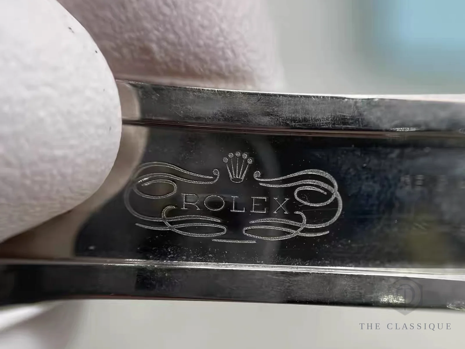 Khoá dây đồng hồ Rolex khắc chữ ROLEX trên móc gập, ảnh thật tại The Classique