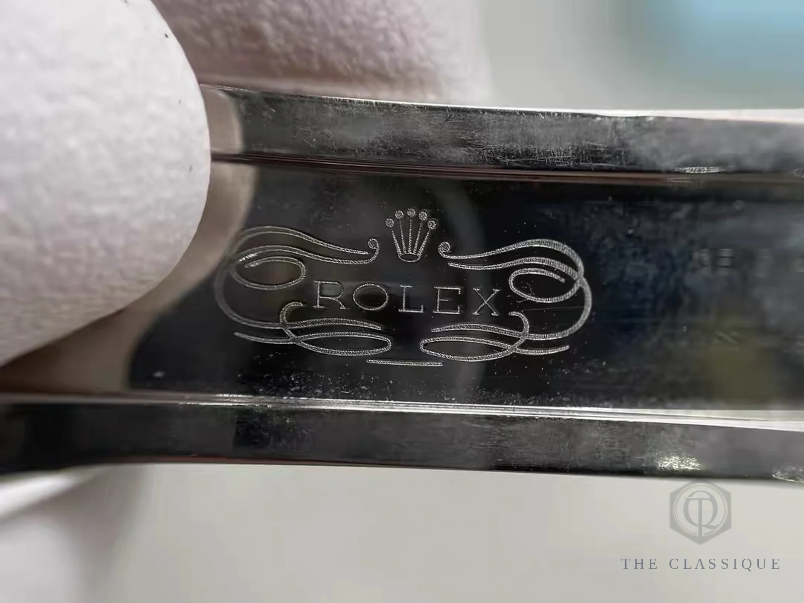 Chữ ROLEX khắc trên khoá dây đồng hồ, chi tiết dùng để kiểm dây và khoá còn nguyên bản