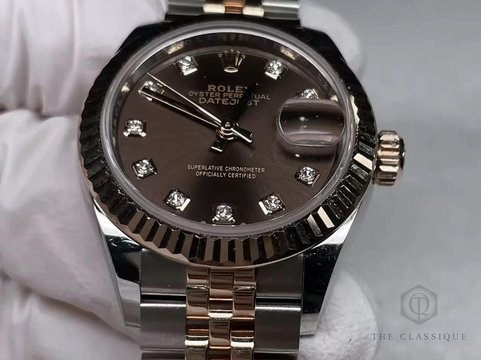 Đồng hồ Rolex Datejust cầm trên tay trước khi soi số serial đồng hồ Rolex
