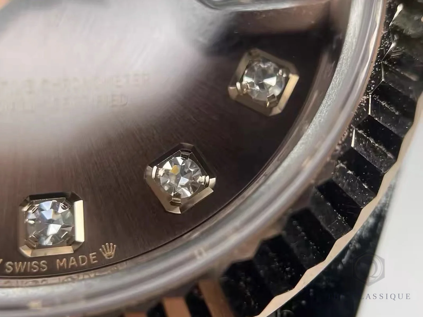 Mặt số đồng hồ Rolex với đá dẫn kim cương và dòng chữ SWISS MADE in sắc nét gần vành số 6 giờ