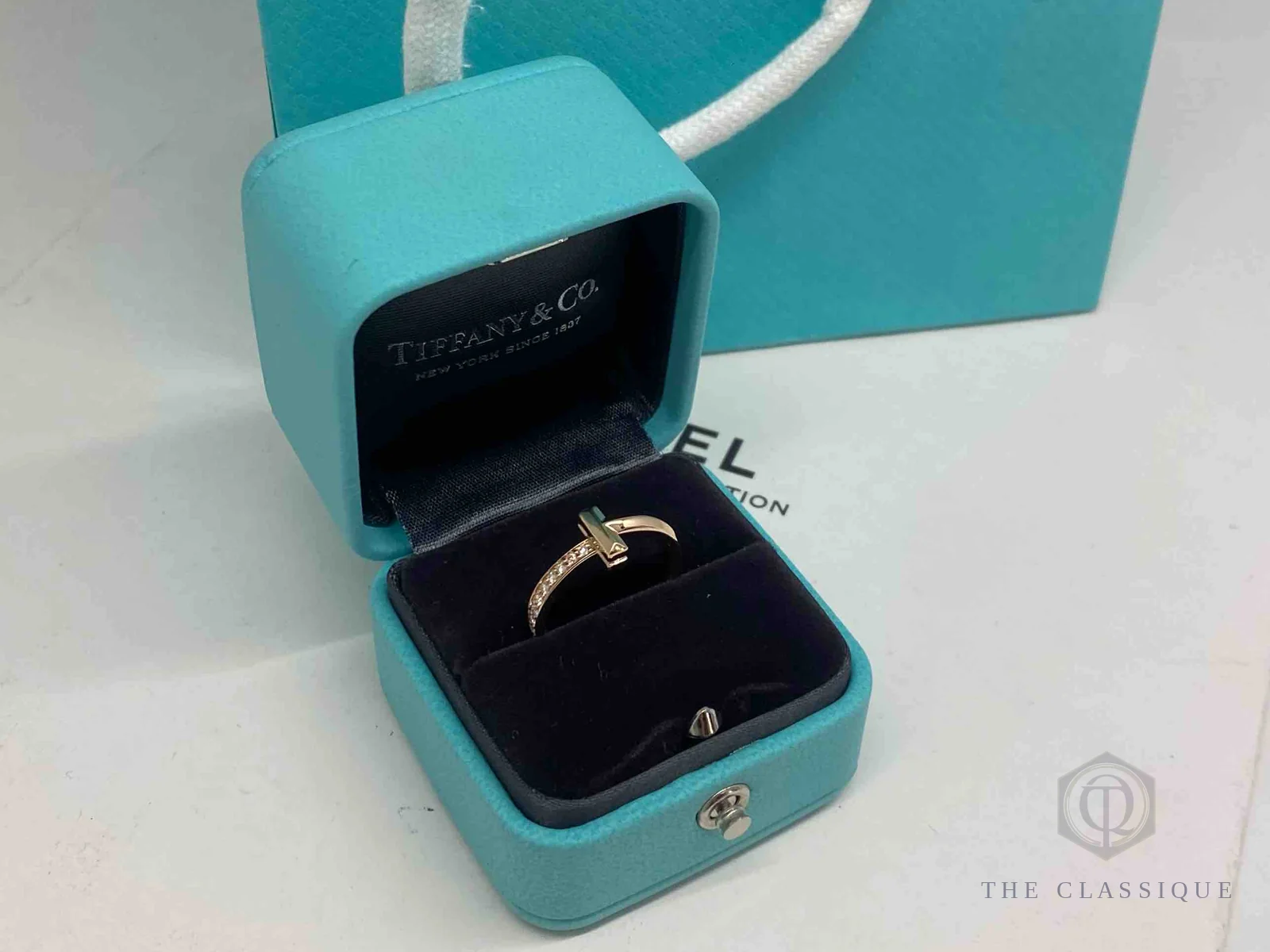 Tiffany serial, ảnh thật tại The Classique