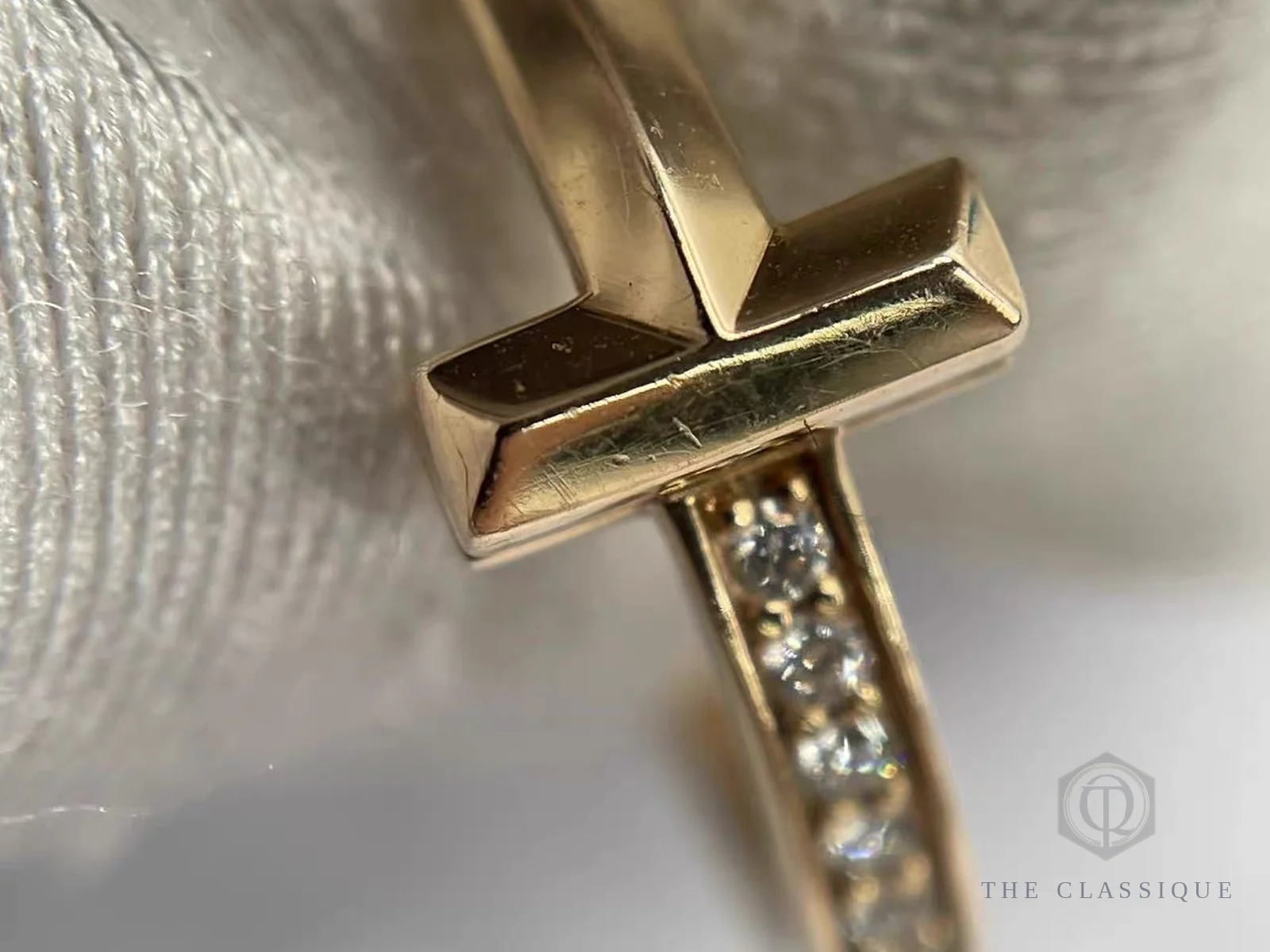 Cận cảnh chữ T và đường kim cương trên nhẫn Tiffany thật cho thấy nét khắc sắc đều