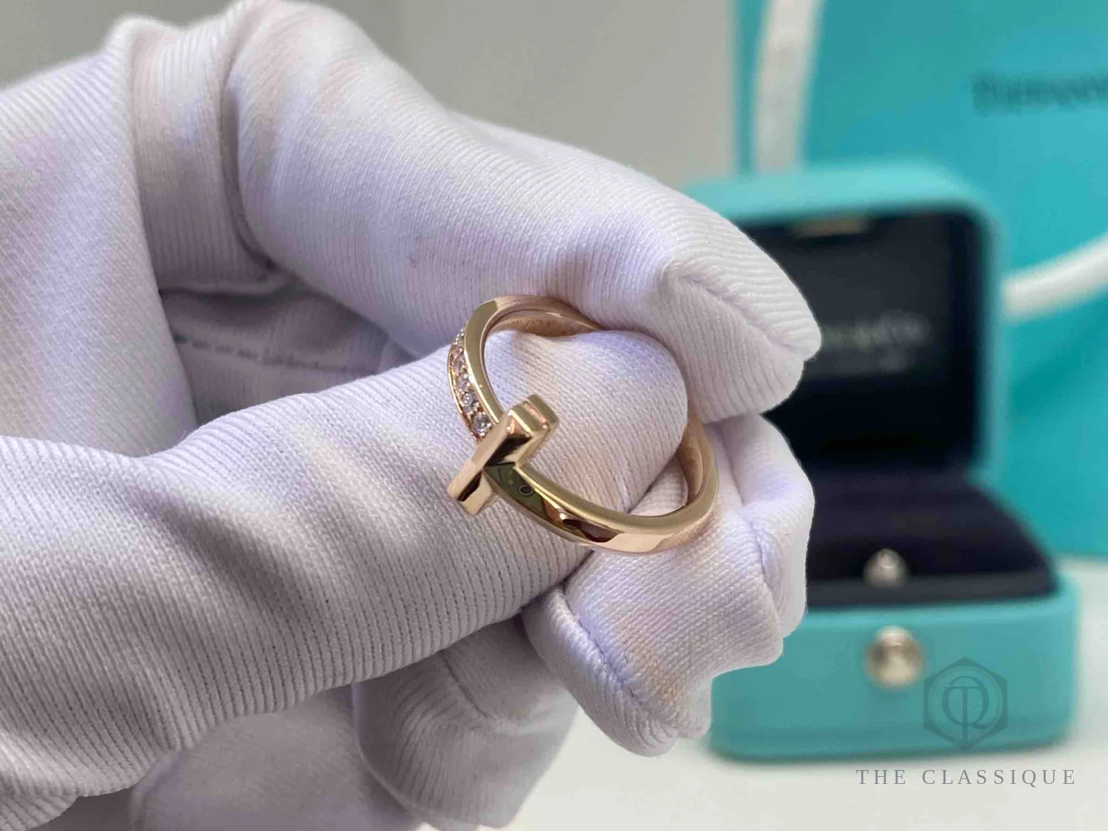 Nhẫn Tiffany T Wire rose gold đính kim cương cầm trên tay, nhìn trọn vòng nhẫn
