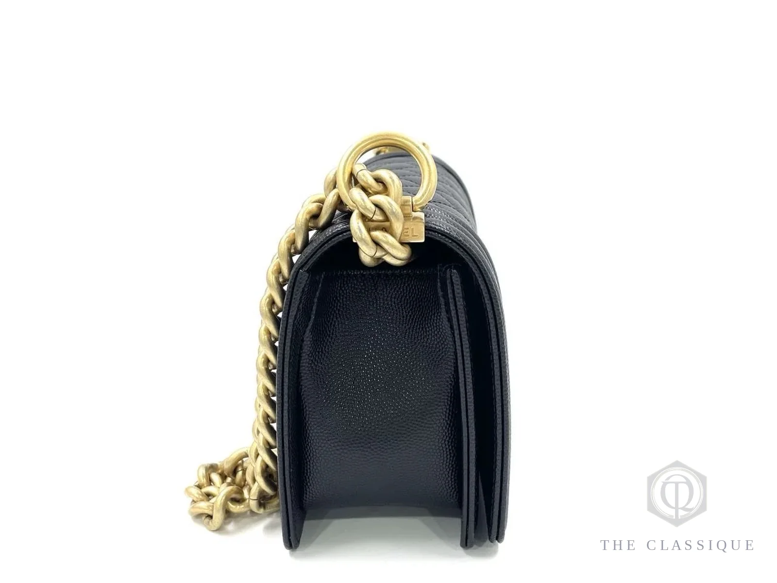 Khoá kim loại khắc chữ CHANEL ở mặt bên một túi da hạt caviar Chanel Boy, ảnh thật tại The Classique