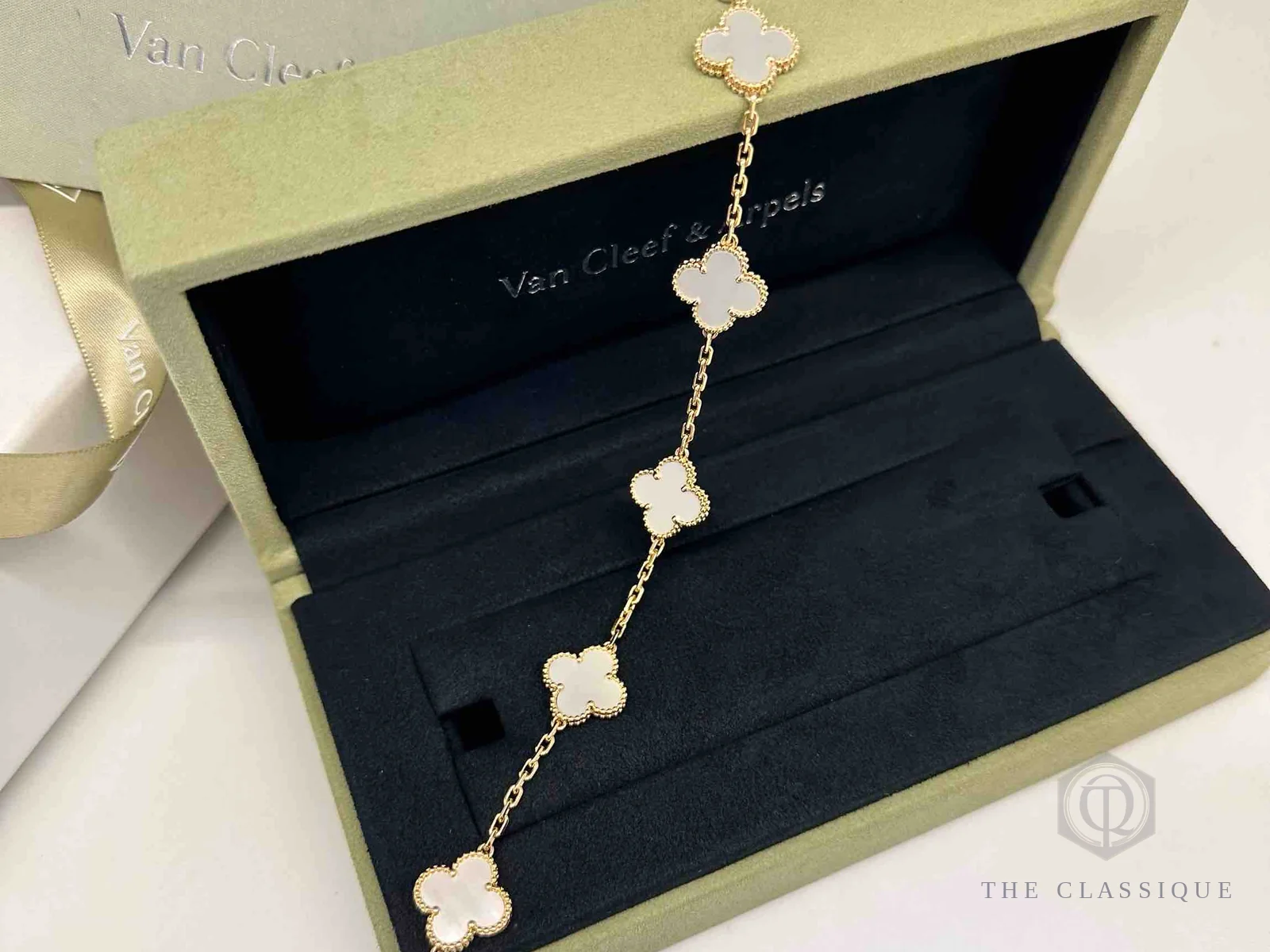 Vòng tay Vintage Alhambra 5 lá xà cừ trong hộp, một trong ba size Van Cleef Alhambra bên em từng kiểm