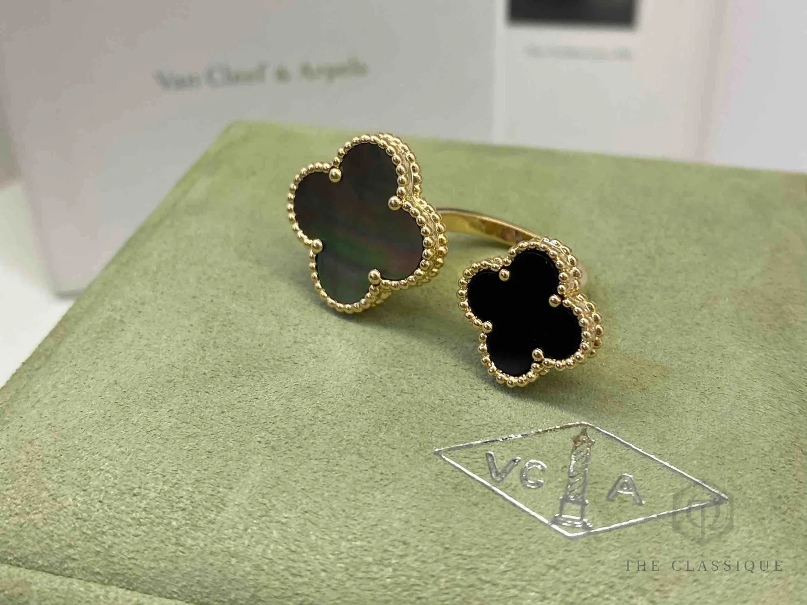 Nhẫn Magic Alhambra Van Cleef phối hai lá kích thước khác nhau trên cùng một nhẫn