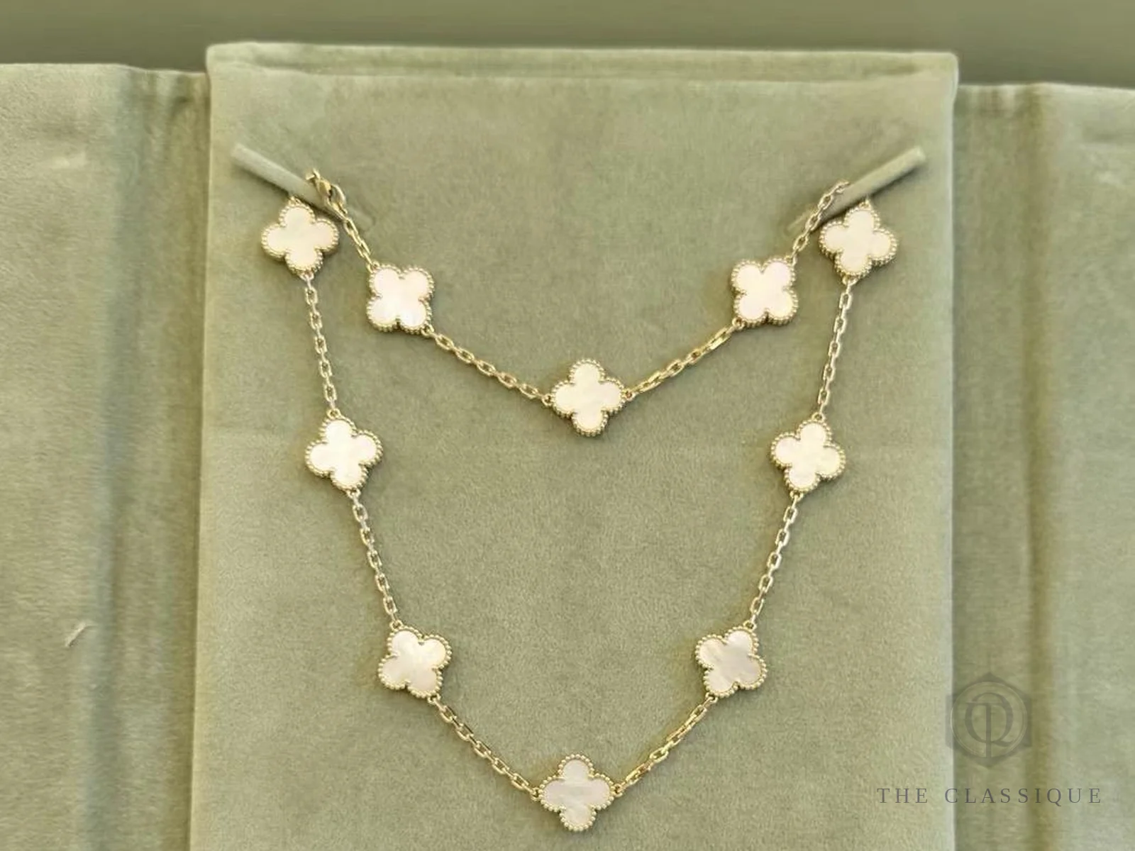 Dây chuyền Vintage Alhambra Van Cleef 10 lá xà cừ, cùng kích thước motif với vòng tay 5 lá