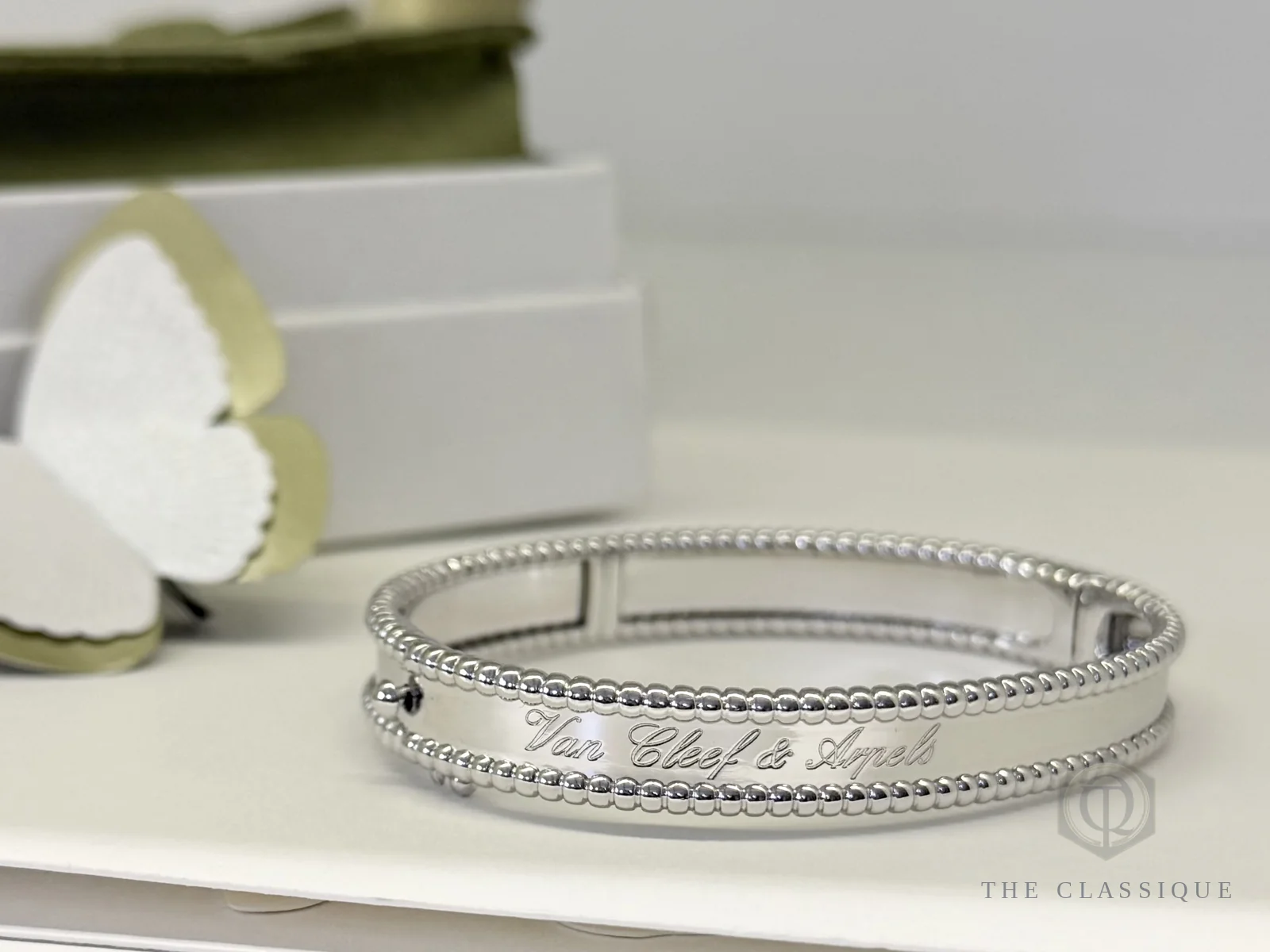 Chữ ký Van Cleef & Arpels khắc trên mặt trong vòng Perlée, dấu hiệu người thẩm định xem đầu tiên