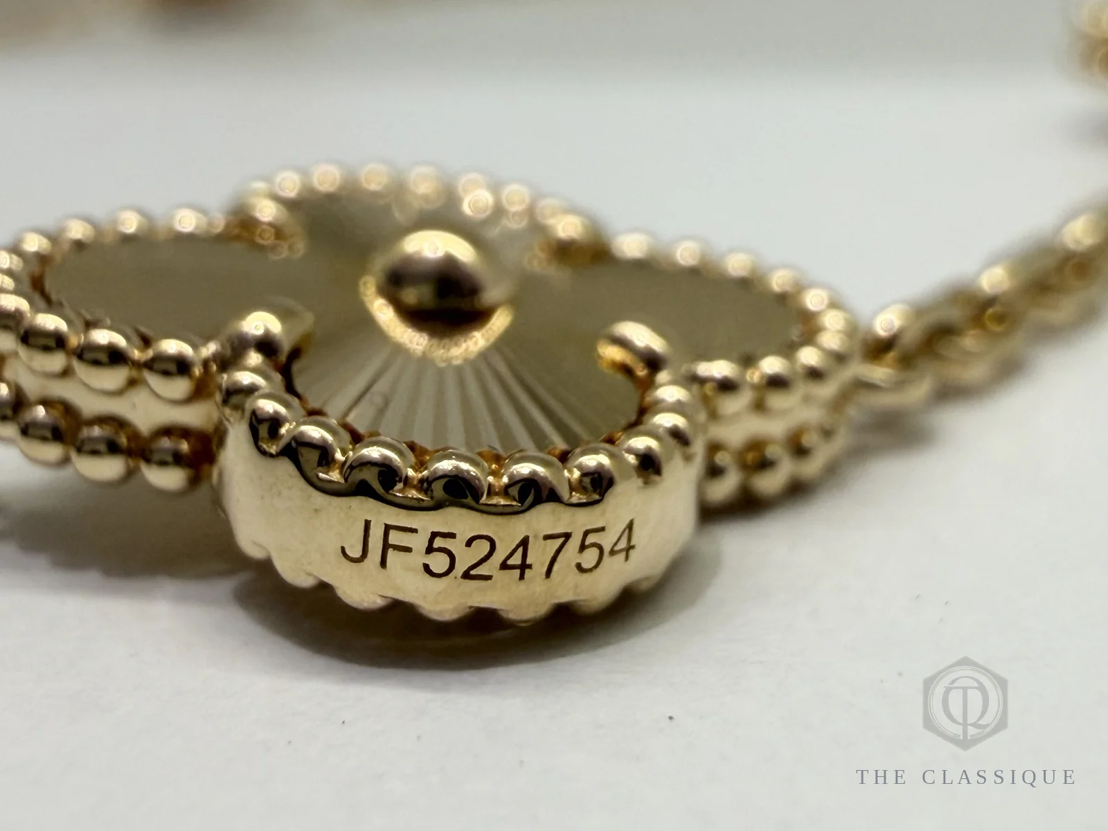 Số serial JF524754 khắc mặt sau một mắt hoa Van Cleef Alhambra gần khoá cài