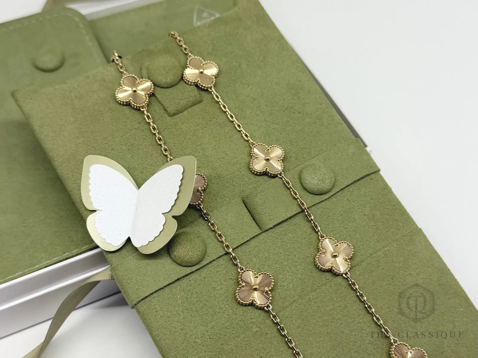 Hộp Van Cleef Arpels, túi nhung xanh và ruy băng đi kèm dây chuyền Alhambra