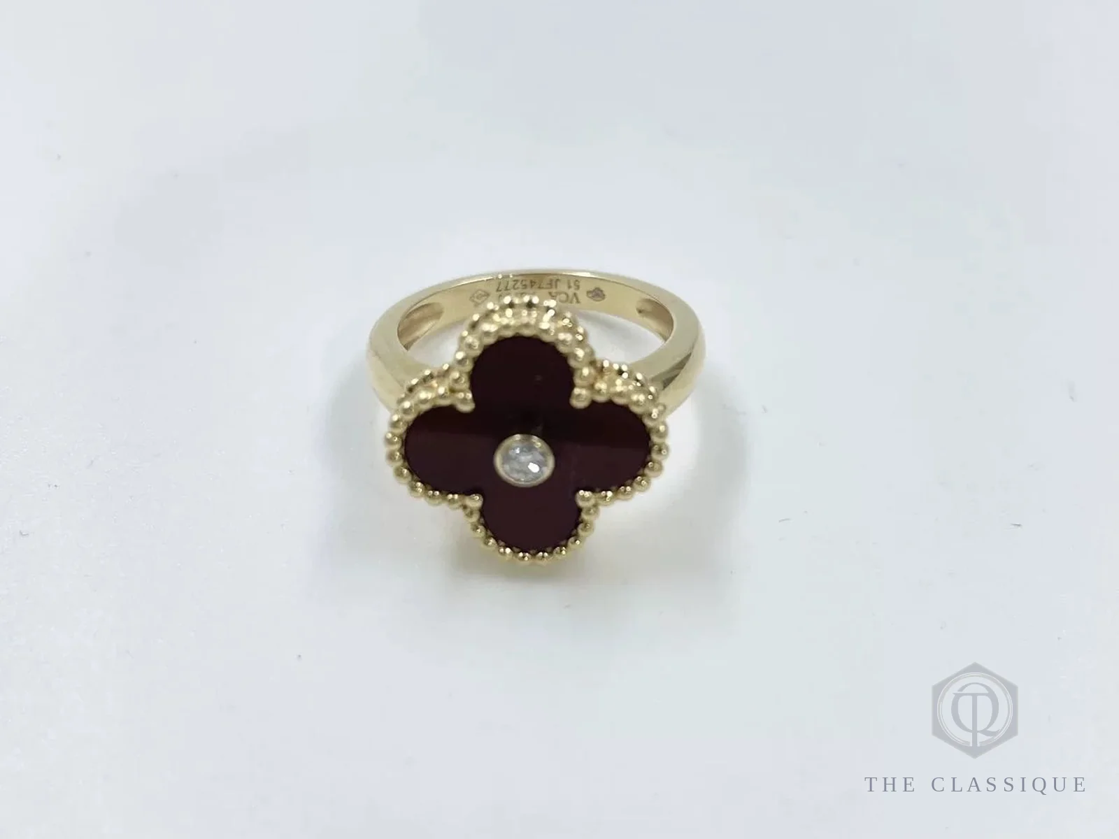 Nhẫn Van Cleef Alhambra mặt đá carnelian đỏ, size 51, ảnh thật tại The Classique