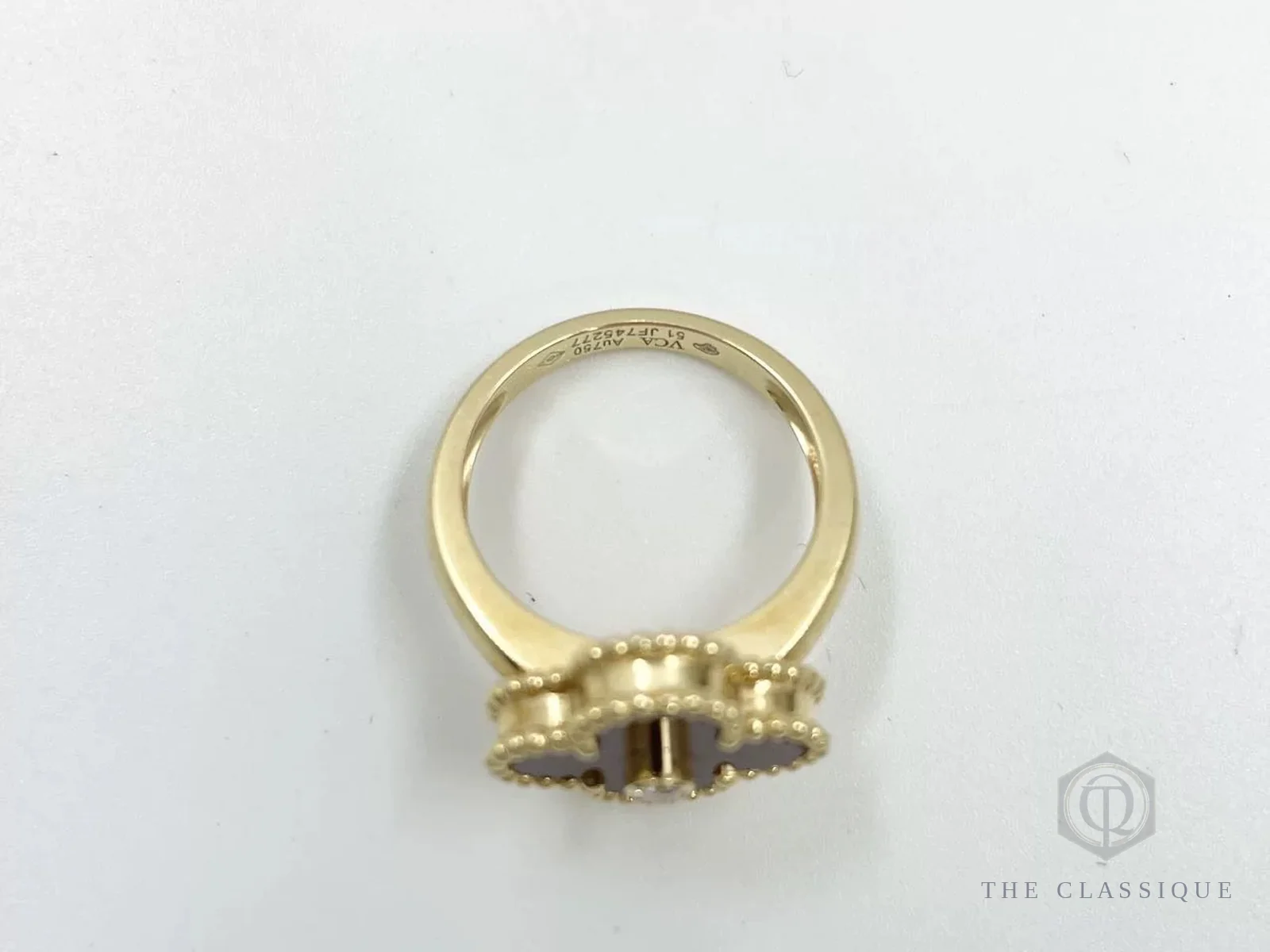 Mặt trong nhẫn Van Cleef Alhambra khắc số size 51 cùng ký hiệu VCA và Au750