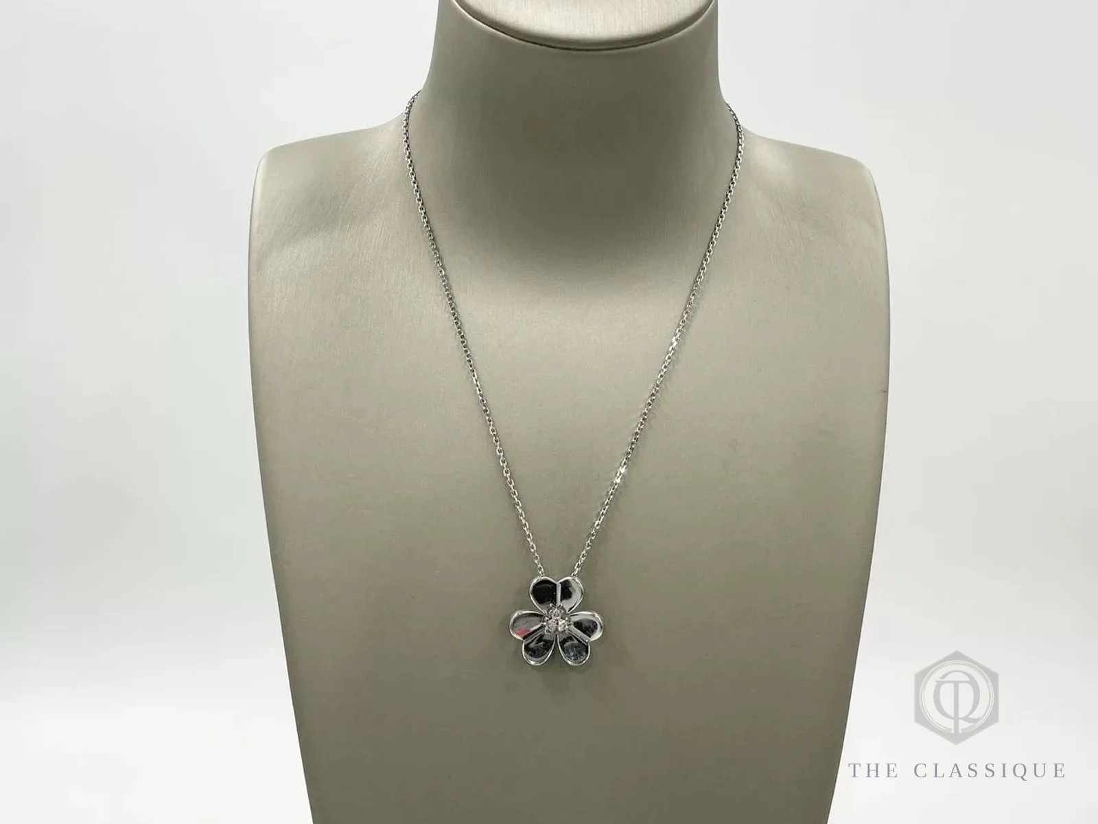 Dây chuyền Van Cleef Frivole mặt hoa đeo trên khung cổ, thấy rõ độ dài dây