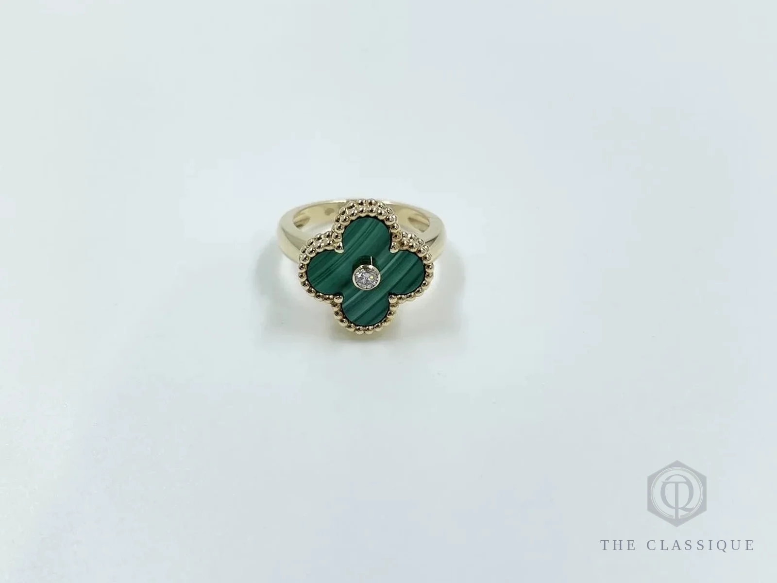 Nhẫn Van Cleef Alhambra mặt đá malachite xanh, cùng khắc size 51 như mẫu mặt carnelian đỏ