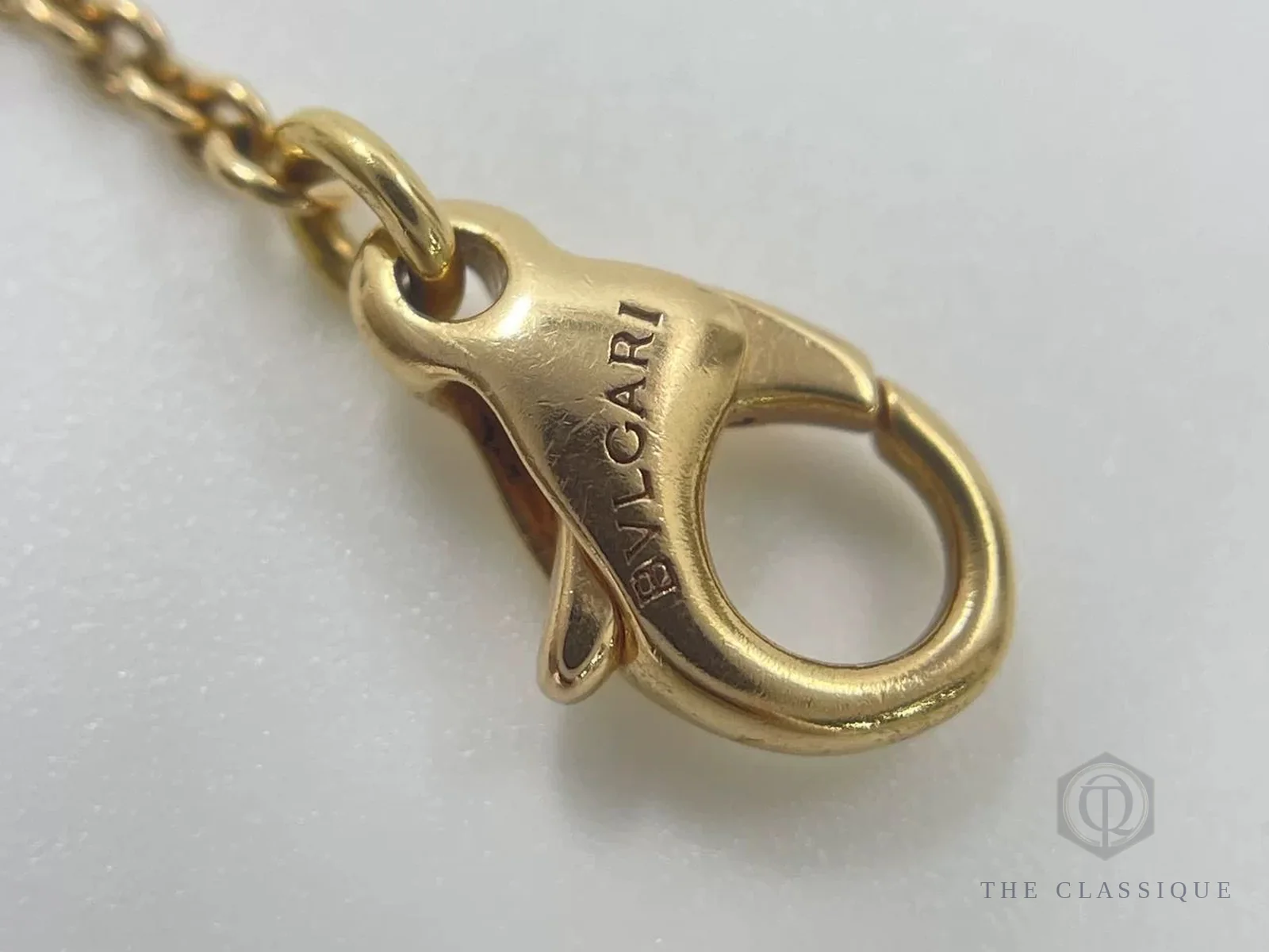 Khoá càng cua khắc chữ BVLGARI trên dây vòng tay Bvlgari