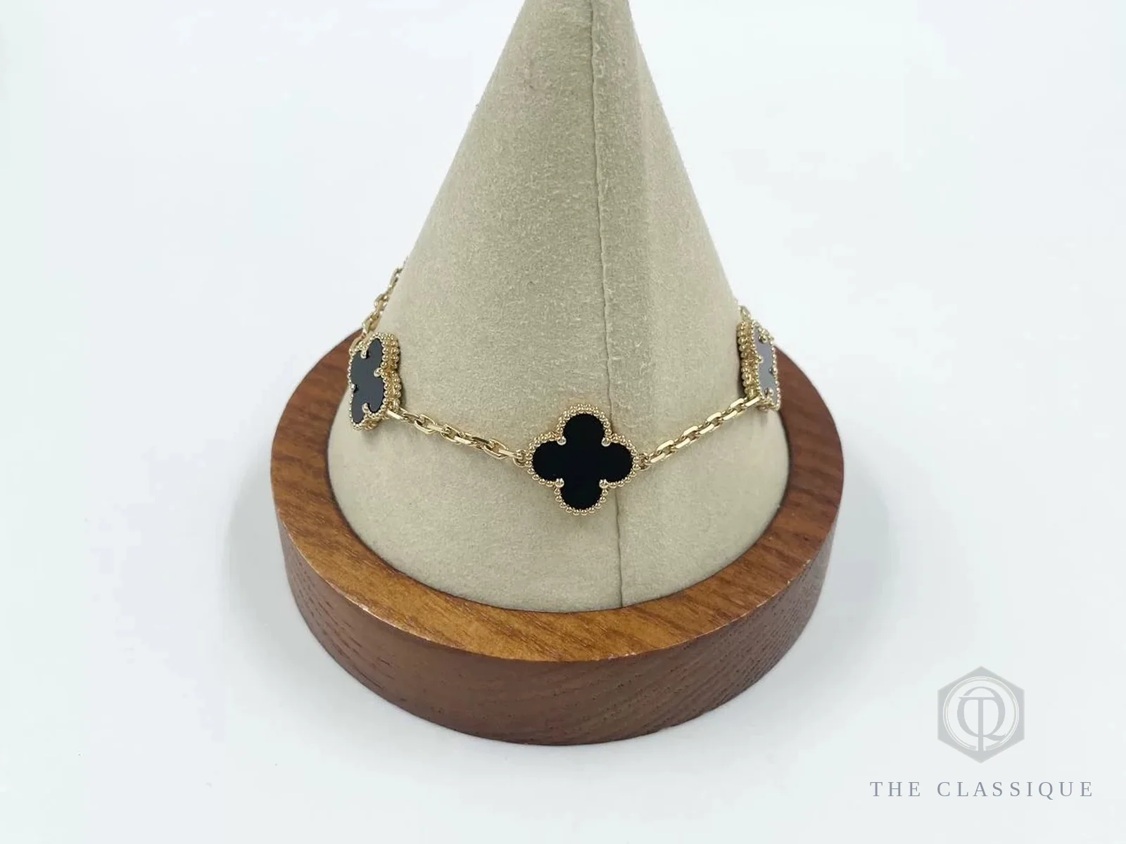 Vòng Van Cleef cỏ 4 lá bản năm lá, đá onyx đen, bày trên giá hình nón tại The Classique