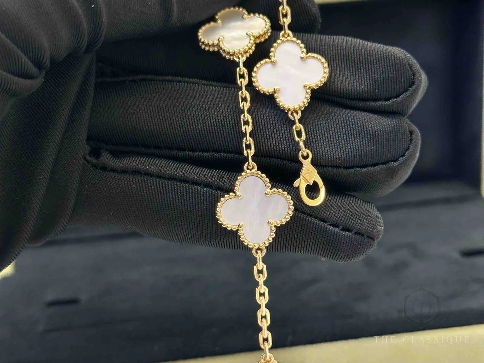 Khoá cài khắc ký hiệu VCA mặt trong vòng tay Van Cleef Alhambra, chi tiết vòng Van Cleef có mấy size